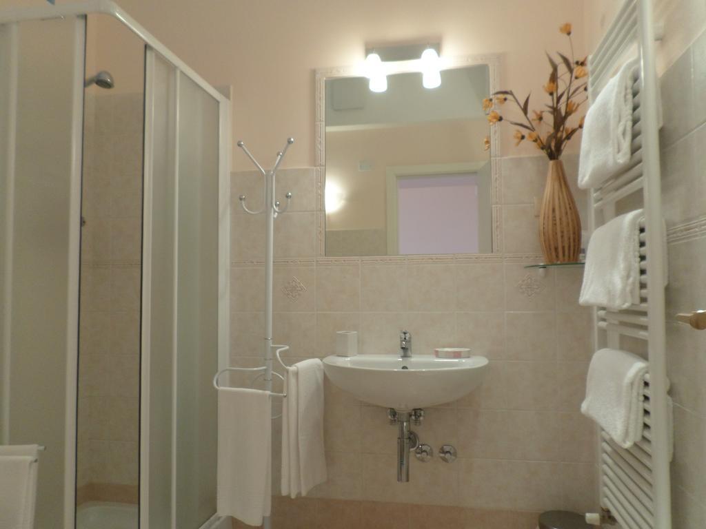 Bed And Breakfast " Il Tesoro Di Mario " Falconara Marittima Habitación foto